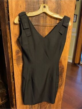 Black V-Neck Sleeveless Sheath Dress